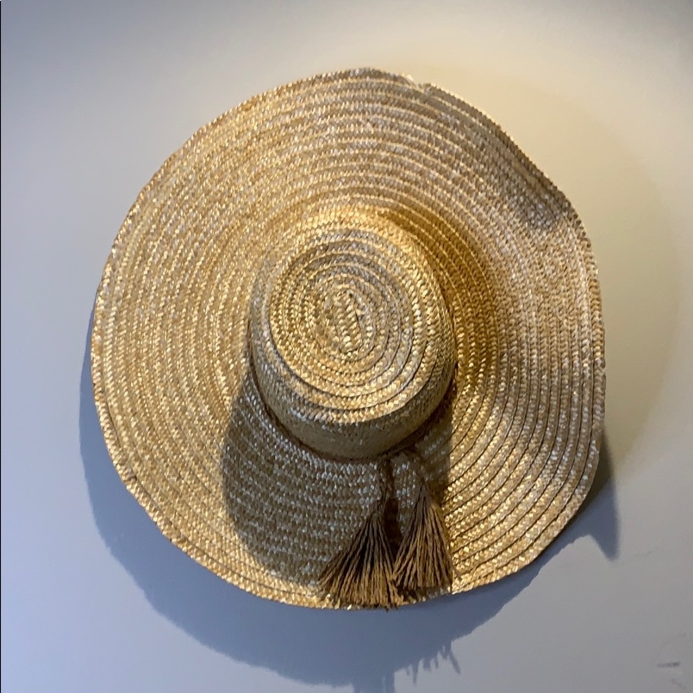 TAN GRASS HAT WITH TASSLE